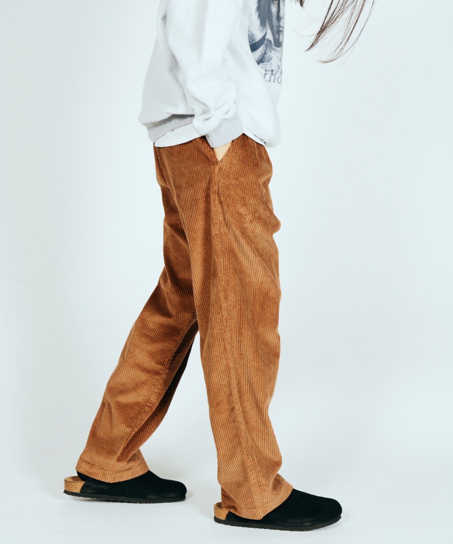 TWO TUCK CORDUROY TROUSER BROWN - side walking