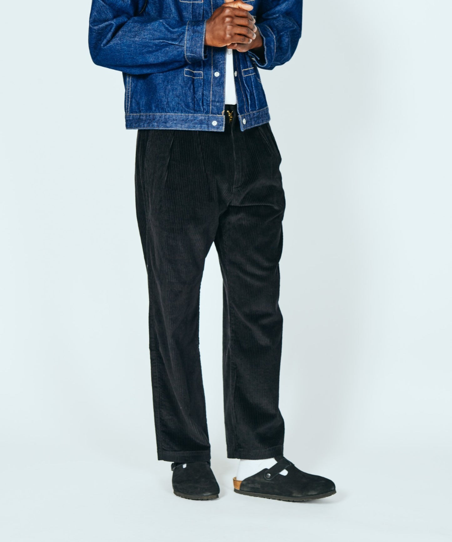 TWO TUCK CORDUROY TROUSER BLACK - front standing