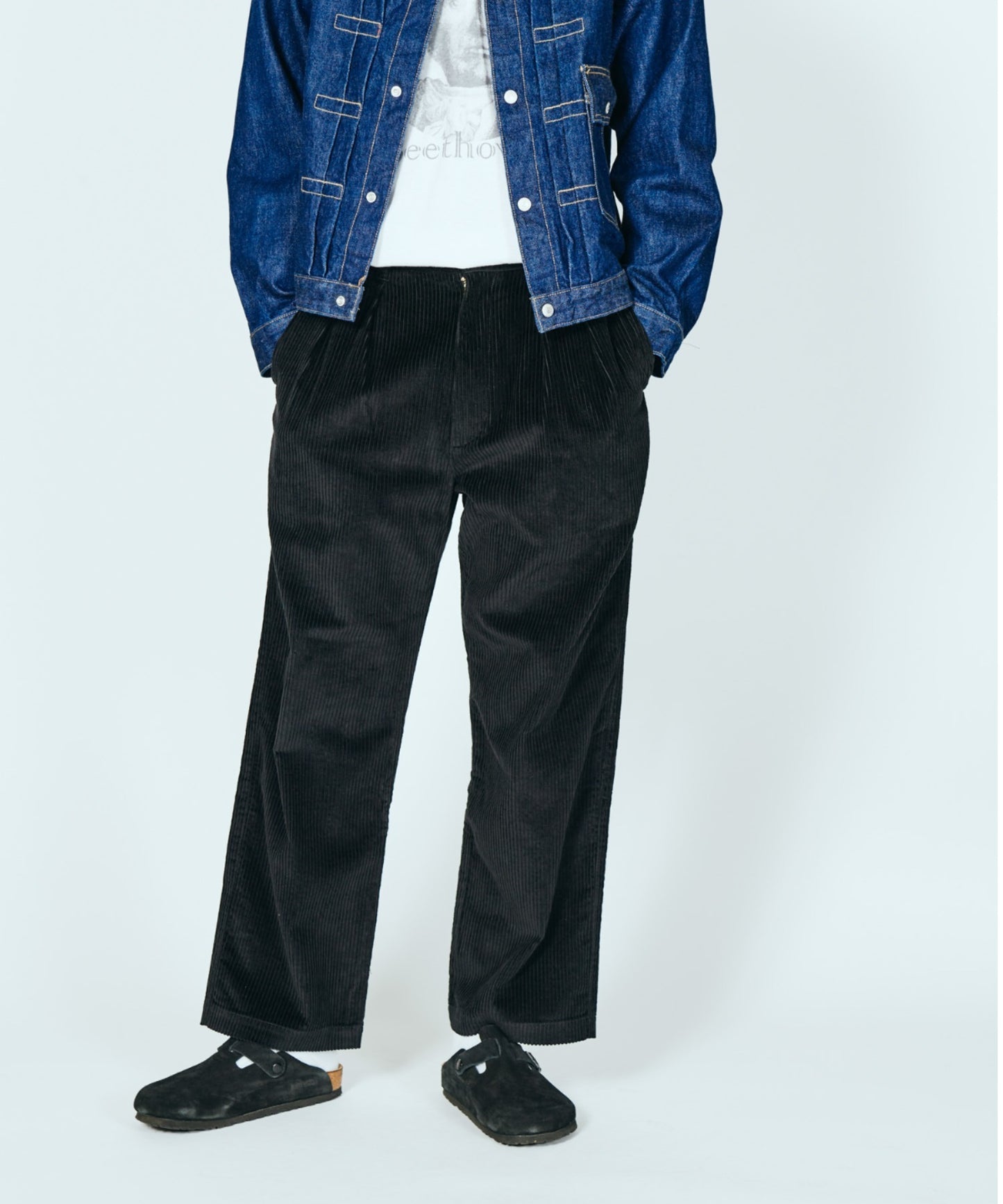TWO TUCK CORDUROY TROUSER BLACK - front standing 2