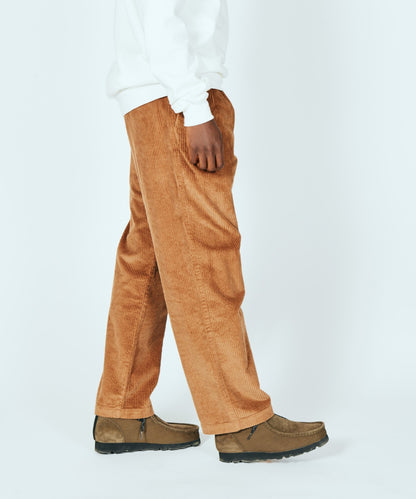 TWO TUCK CORDUROY TROUSER BROWN - side walking