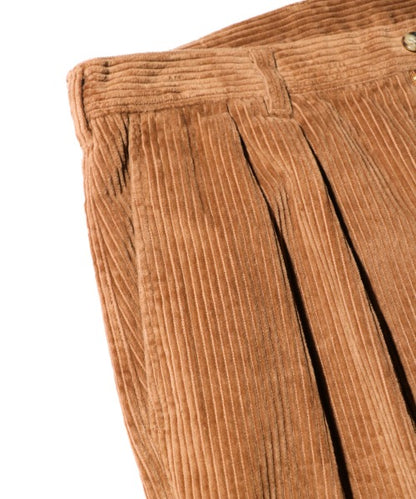 TWO TUCK CORDUROY TROUSER BROWN - pleat detail